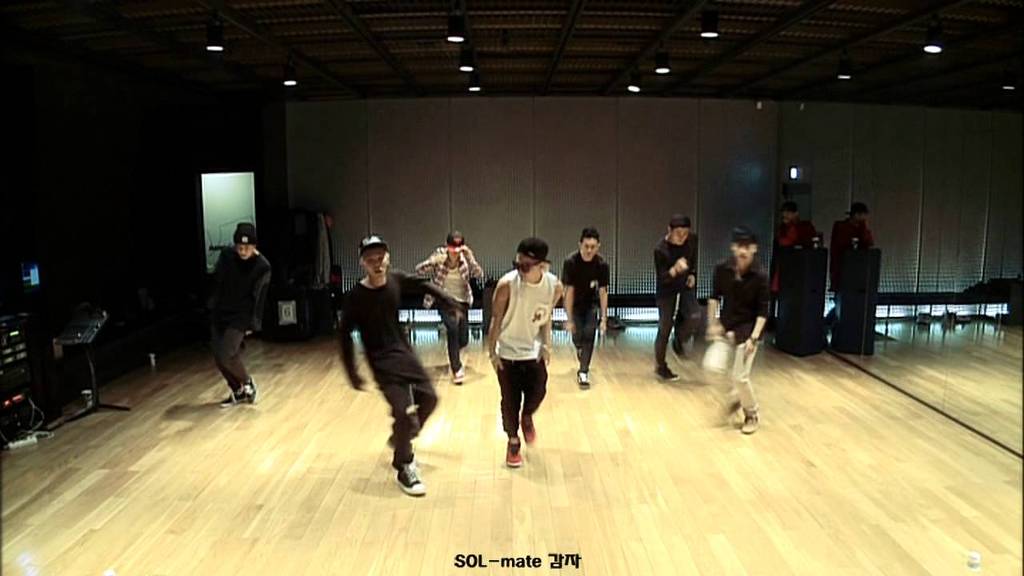 BIGBANG's Taeyang in a YG Entertainment choreography training studio. / Instiz