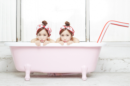Crayon Pop子團草莓牛奶釋出預告照 雙胞胎姐妹跳進牛奶浴缸