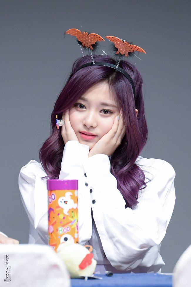 Tzuyu with a bat-themed isn't spooky in the slightest