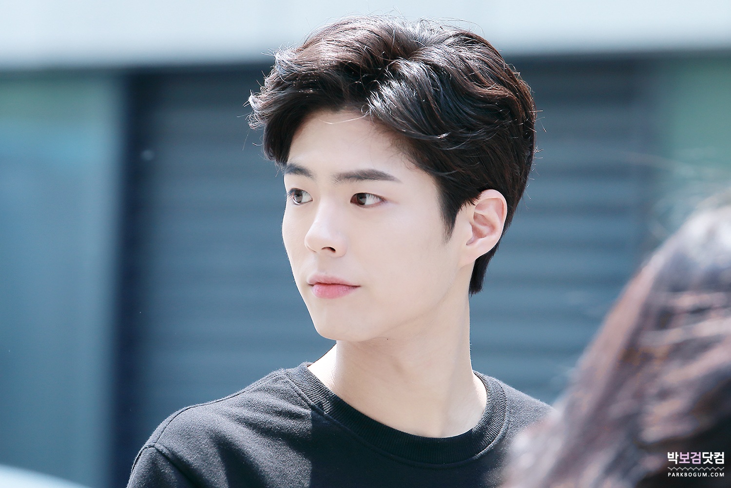 Park Bo Gum on his way to the broadcast studios. / ParkBoGum.com