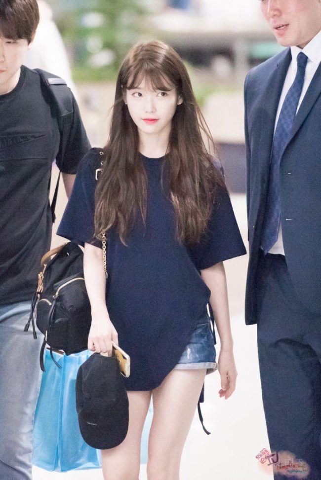 IU's traditional long-hair style can be seen in this fan photo