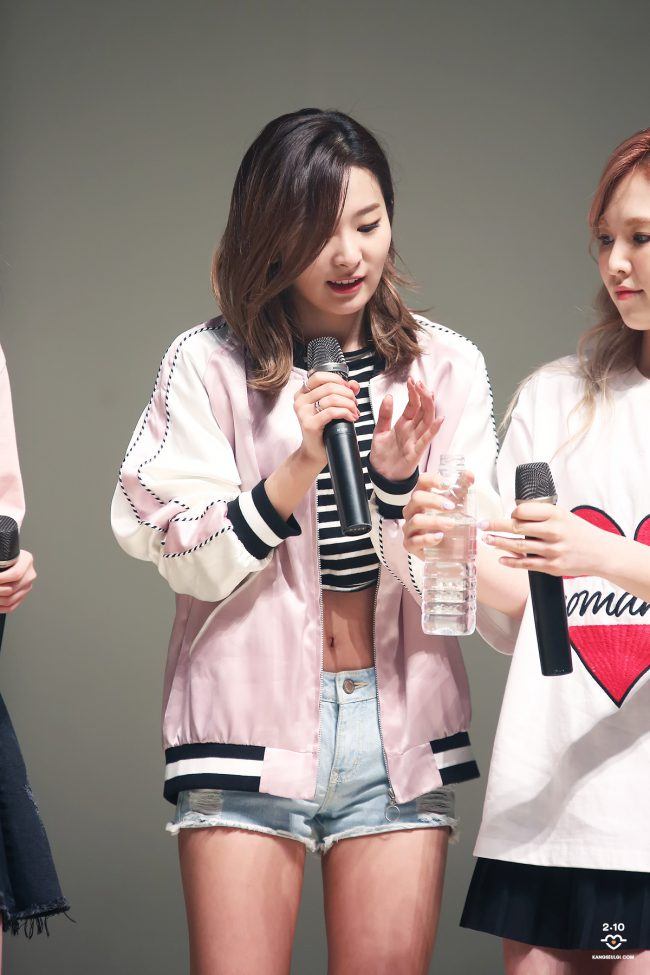 Image: Seulgi wearing another light pink bomber matched with jean shorts and a crop top during an event / Taken by fan site kangseulgi.com