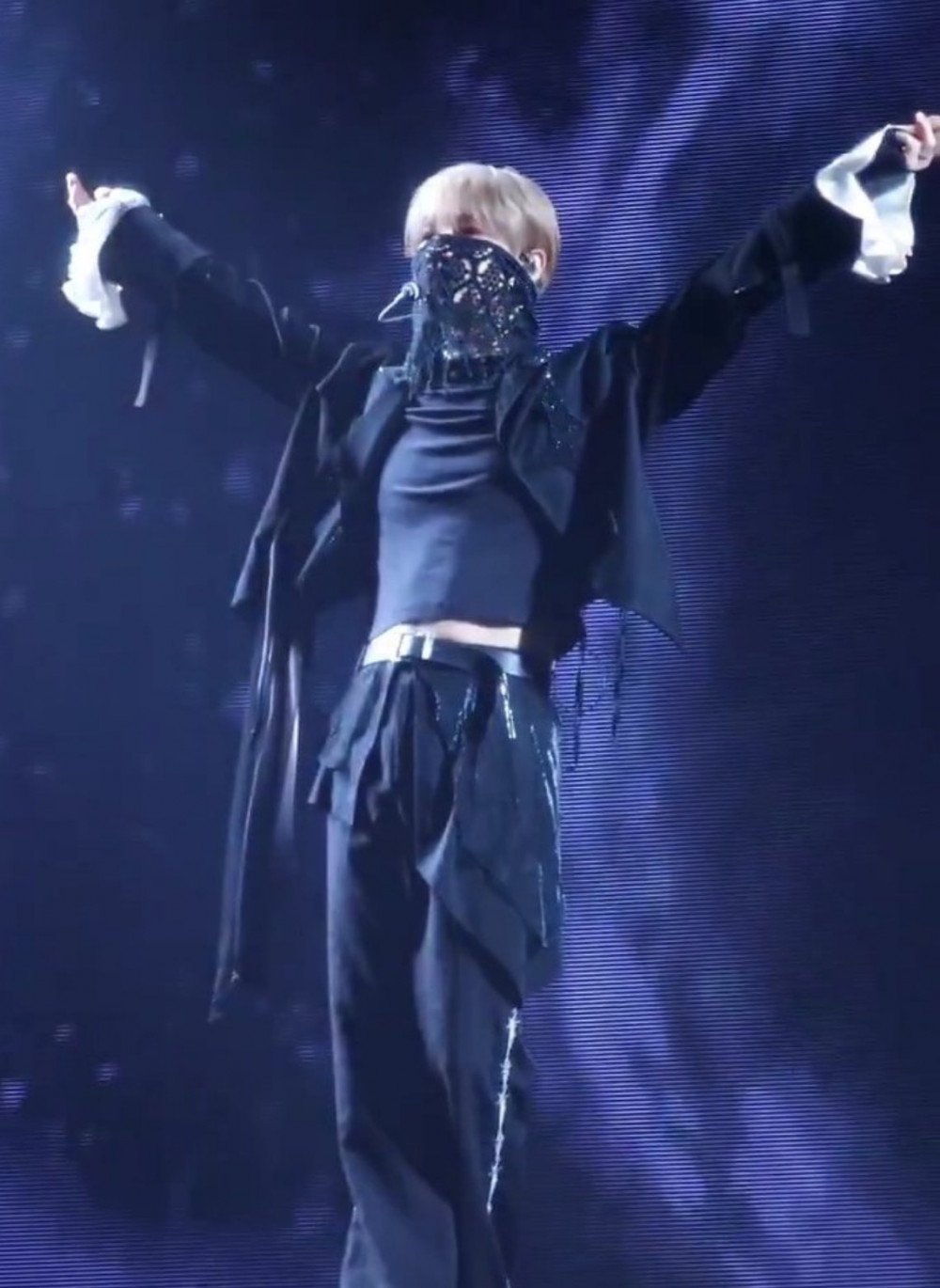 Taemin performing Ephemeral Gaze