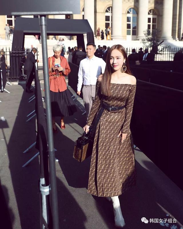 鄭秀妍分享巴黎高定時裝週照片，時尚圈裡的Jessica！