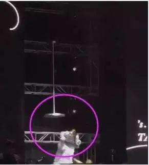 金泰妍演唱會上受傷？ 舞台頭頂設備掉落砸中頭部，忍痛繼續表演