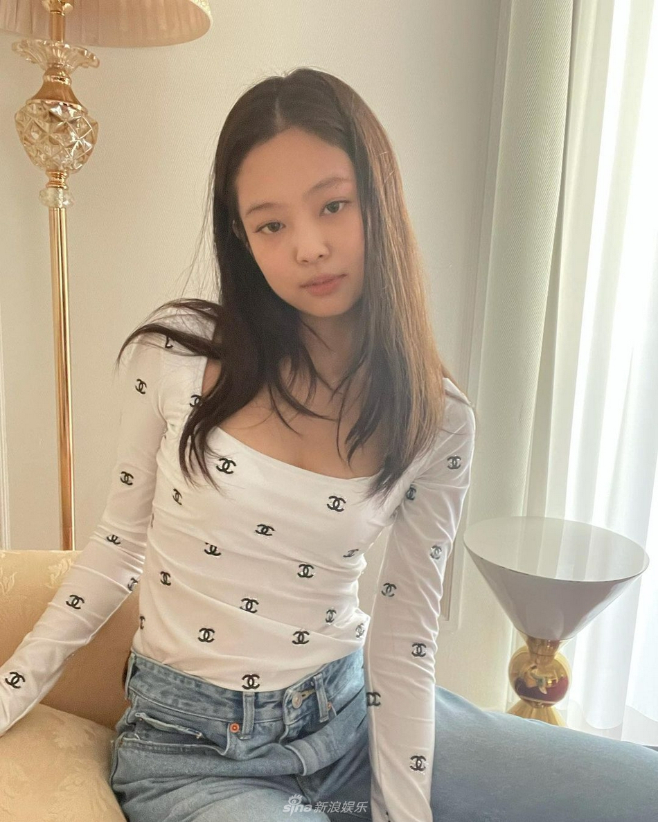 組圖：JENNIE穿白衣牛仔褲拍照 淡妝出鏡清純素凈