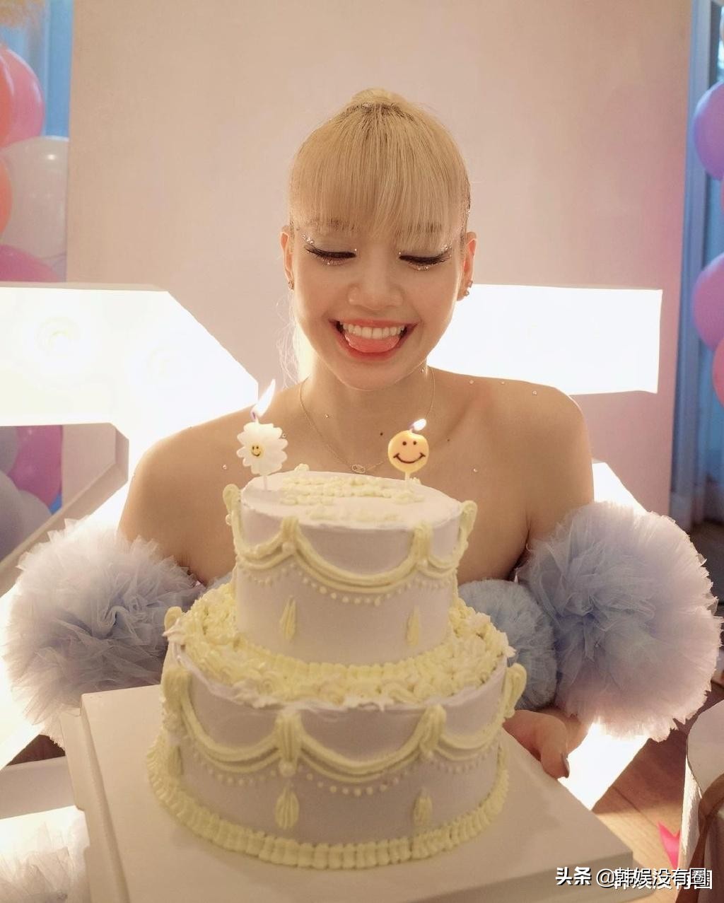 BLACKPINK成員Lisa 25歲生日發福利：大秀細腰長腿、直角肩