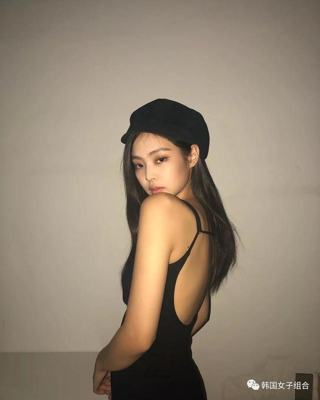 BLACKPINK JENNIE緊身露背連衣裙，四代女團也長大了！