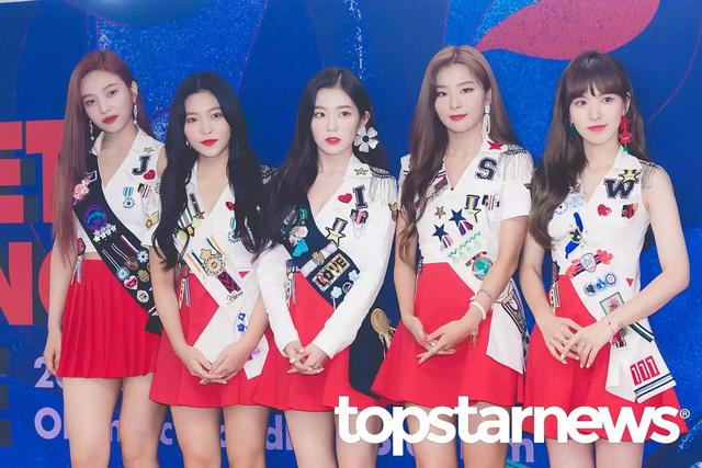 Red Velvet成員裙子太短！ 上階梯時表情尷尬？ 粉絲們擔心不方便