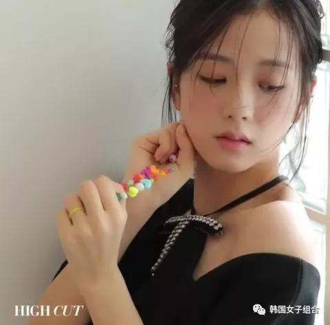 女愛豆們都穿這條小黑裙？ JISOO、鄭秀妍、徐賢、金請夏不怕撞衫