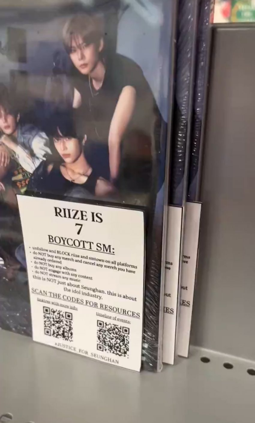 Seunghan粉絲在商店的'RIIZE is 7'抵制貼紙上貼上RIIZE商品