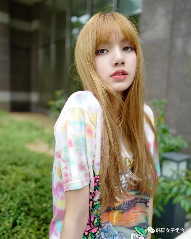 BLACKPINK lisa的畫報日常，隨手拍也是大片！