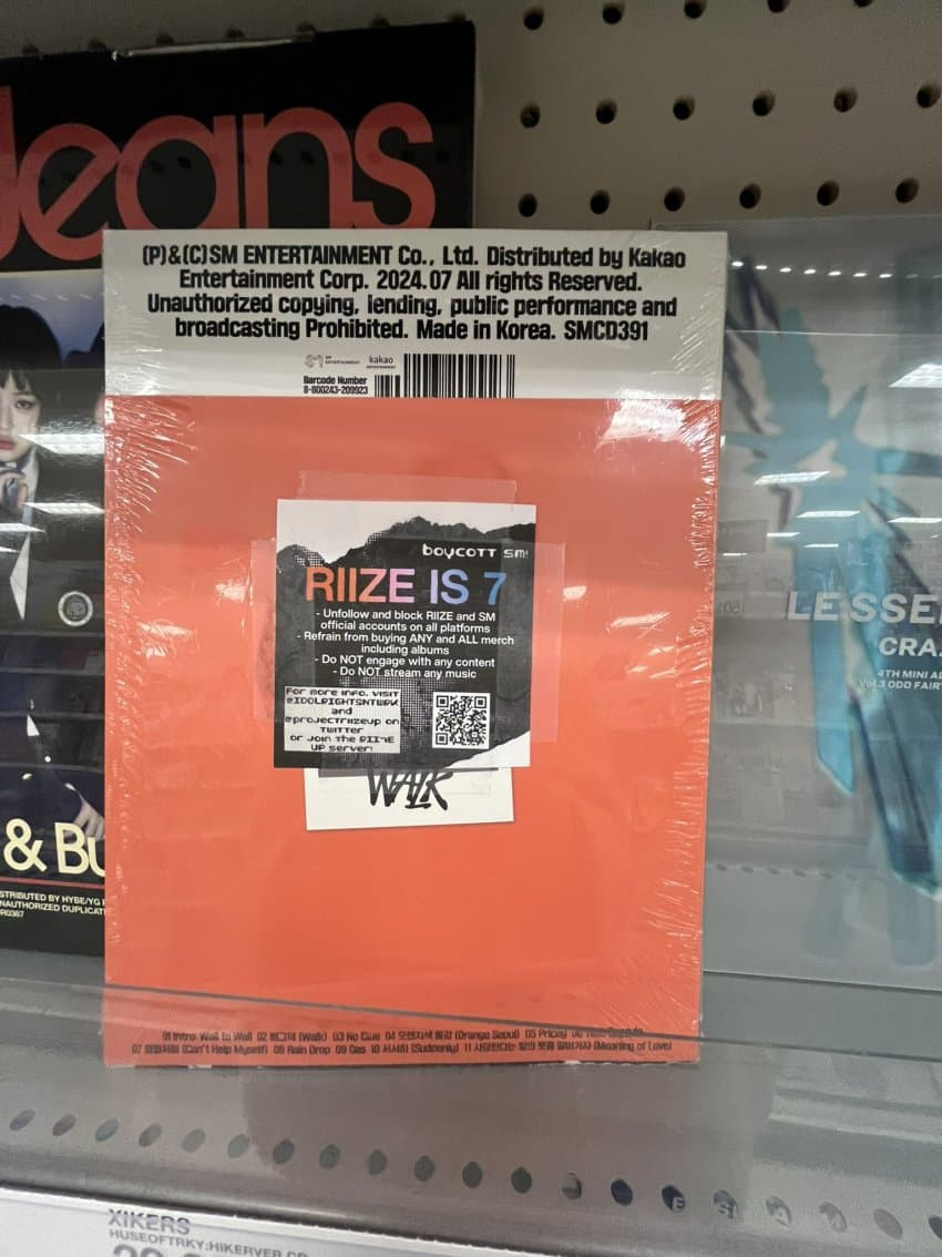 Seunghan粉絲在商店的'RIIZE is 7'抵制貼紙上貼上RIIZE商品