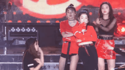 Red Velvet完整體現身舞台！ 成員間的這個動作與表情讓粉絲超感動