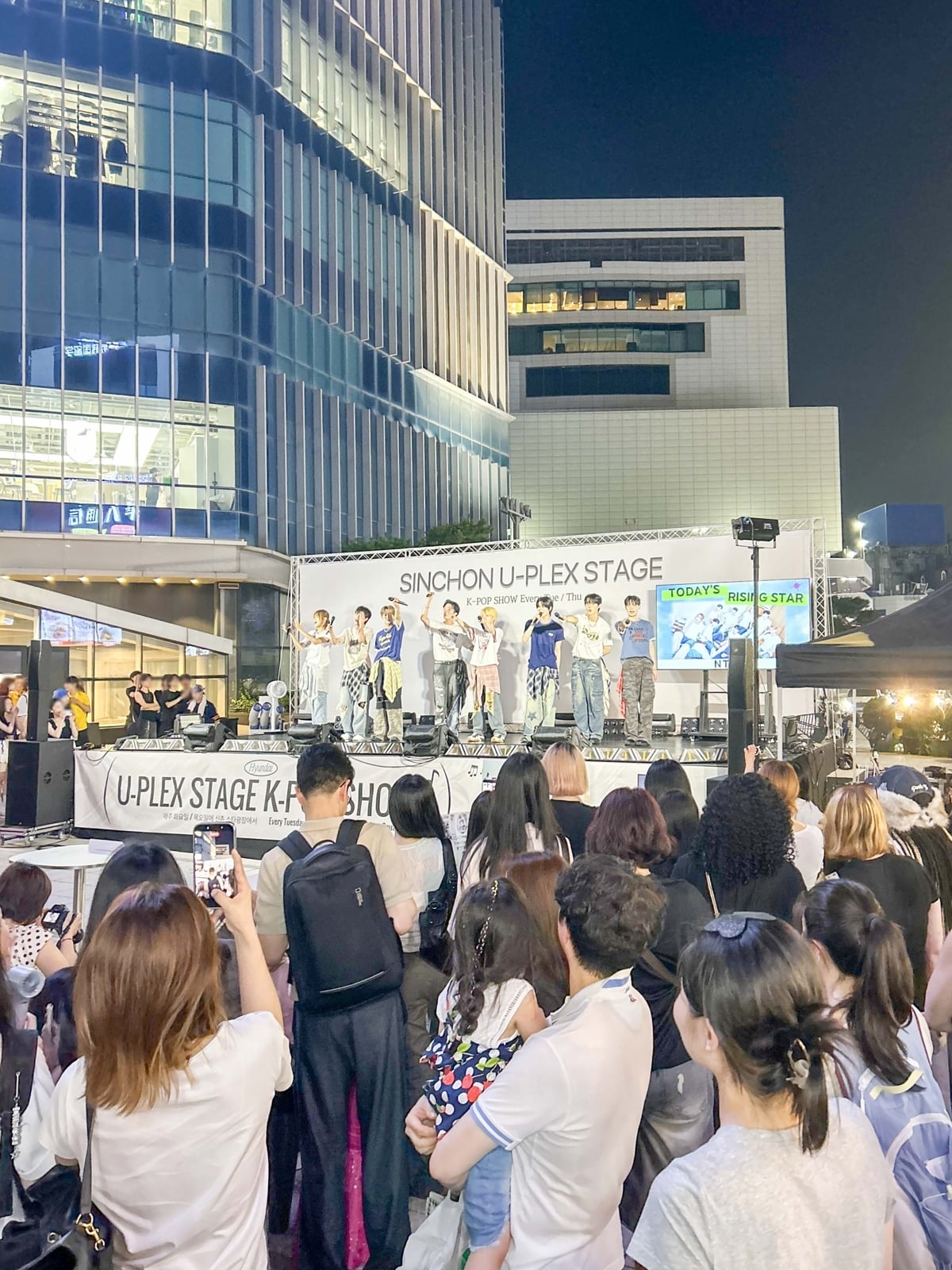 現代百貨新村店每週舉辦K-pop新人偶像表演