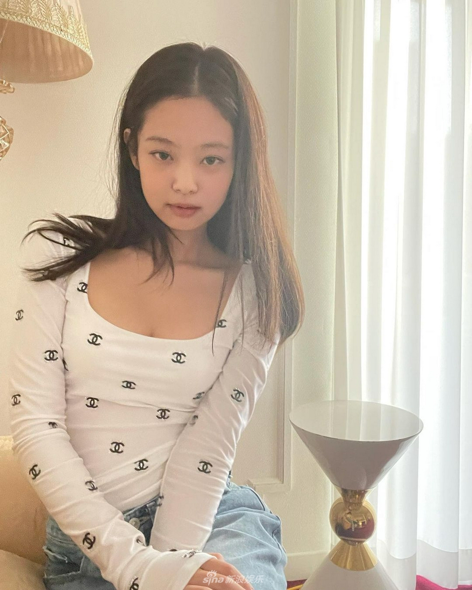 組圖：JENNIE穿白衣牛仔褲拍照 淡妝出鏡清純素凈