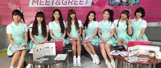 【照片】Oh My Girl在《MEET&GREET》玩比手畫腳