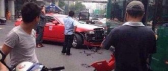 PSY交通事故，「坐在勞斯萊斯與大巴衝撞！」