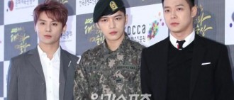 JYJ：身著軍裝出席頒奬典禮
