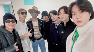 BTS防彈少年團演唱會前夕！公開全員合照，現場粉絲絡繹不絕