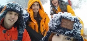 《Roommate2》成員野營合照公開 「冰天雪地中的相聚」
