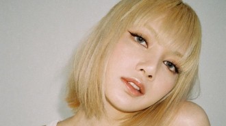 BLACKPINK Lisa白色T卹牛仔褲，是“金髮芭比”？