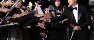 與粉絲們握手的李敏鎬