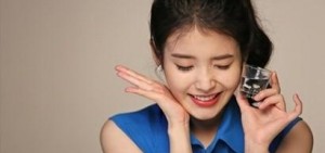 IU燒酒廣告花絮照公開 「獨特的可愛撒嬌！」