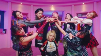 TWICE新曲《The Feels》MV有種既視感…！？ 《LIKE Y》和《Whatis Love》的名場面陸續登場