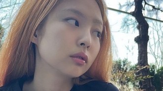 BLACKPINK回歸在即？Jennie公開橙髮造型，炫耀螞蟻腰