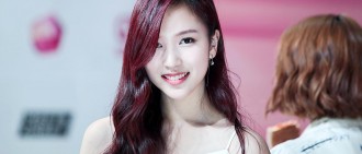 TWICE Mina展示了她性感的肩膀與低鎖骨