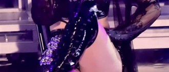 泰妍在粉絲面前穿昔性感“黑公主”裝演唱