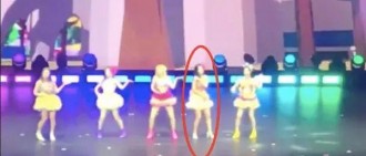 Red Velvet成員疑似舞台當場脫臼？單手扶肩跳​​完整首歌！
