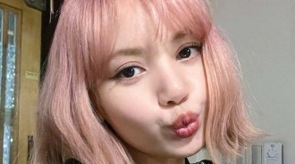 BLACKPINK LISA去巴黎機場時尚完美！ 古典的巴黎風格吸引視線，撒嬌的樣子超可愛