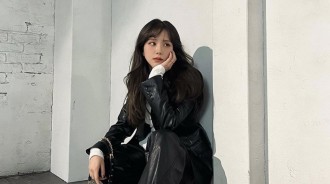 BLACKPINK金智秀紅色脣彩魅力四射地近照公開，酷酷地時尚也完美駕駛