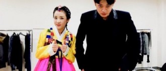 「Sugar Man」Dara，身著高雅韓服 和鄭俊英合影「我朋友俊英~」