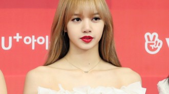 BLACKPINK Lisa身在巴黎卻不能參加寶格麗活動，讓粉絲對YG不滿