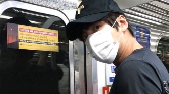 張根碩，戴口罩出現在地鐵裡？“只看眼睛也是初代亞洲王子回歸”