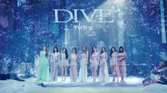 TWICE在官方音樂影片中以「DIVE」投入夏日海洋