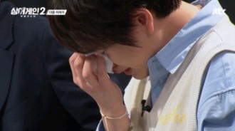 Super Junior 圭賢，低著頭哭泣著說不出話