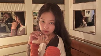 BLACKPINK Jennie盡情享受法國！酷酷表情的近照讚嘆不已