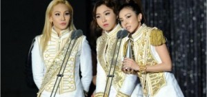 2NE1在"SBS歌謠大戰"獲獎感言隻字未提朴春