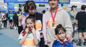 朴周湖與妻子安娜及孩子們在她癌症康復后首次一起跑馬拉松