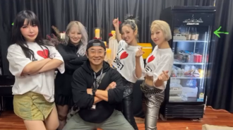 2NE1在巡迴演唱會後台自然合影