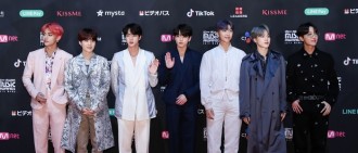 《MAMA》防彈SUGA「哈哈哈哈」魔性4秒狂洗版 隊長RM嗨到自摔