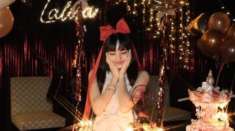 BLACKPINK Lisa生日之際公開近況！穿著可愛蝴蝶結禮服慶祝