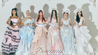 Oh My Girl 成員穿維多利亞風格洋裝顯得優雅，在《Dreamy Resonance》的最新預告中