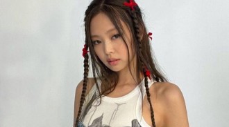 BLACKPINK Jennie大膽側開口時尚，秀出古銅色肌膚，健壯緊實大腿