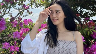 花叢前的BLACKPINK Jisoo，美貌比花還吸睛