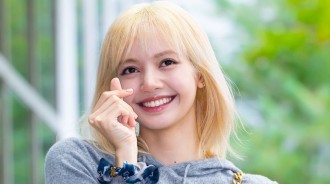 BLACKPINK Lisa為參加時裝活動，飛往巴黎，機場大秀螞蟻腰